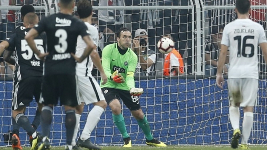 Golman Partizana Vladimir Stojković na meču sa Bešiktašom