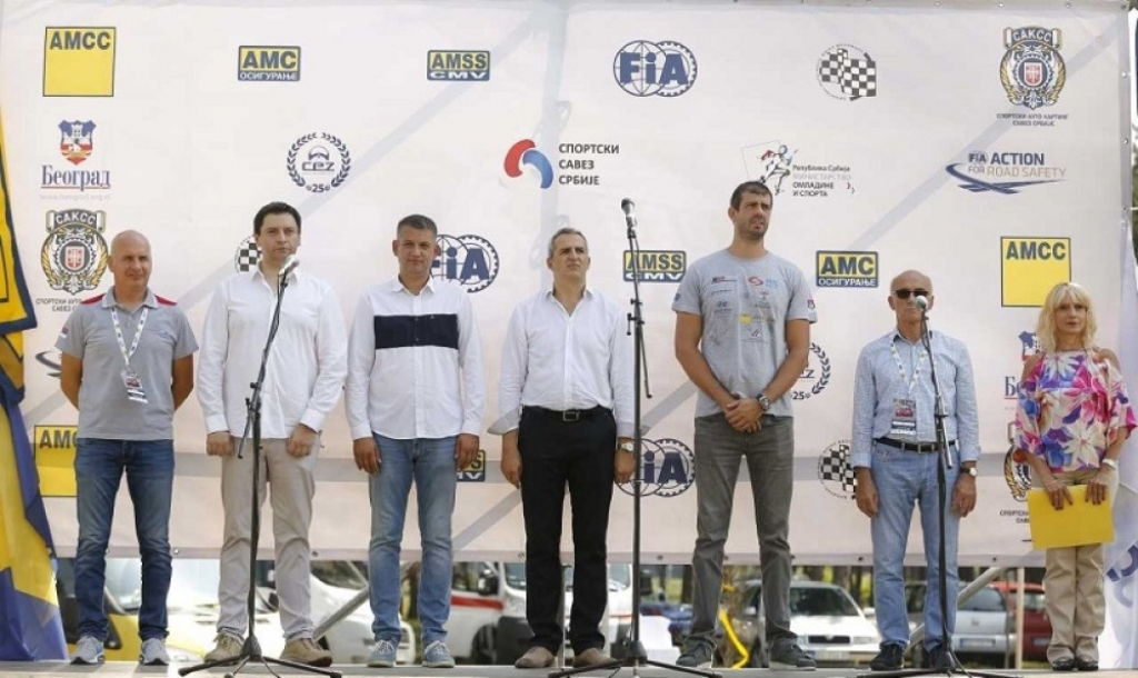 Otvaranje auto trke na U&scaron;ću