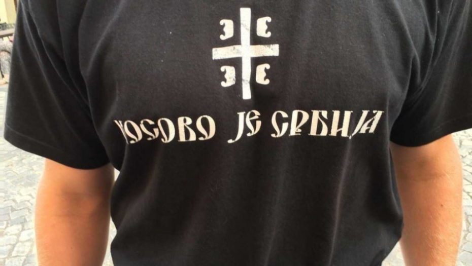 Navijač Srbije iz Moskve sa majicom &quot;Kosovo je Srbija&quot;