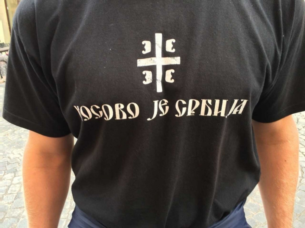 Navijač Srbije iz Moskve sa majicom 