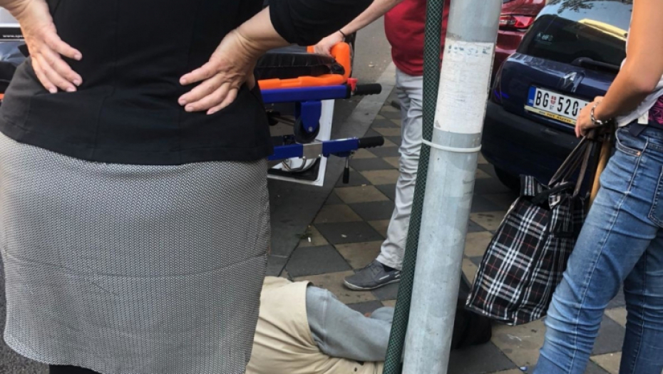 Prolaznici pomogli starcu u nevolji