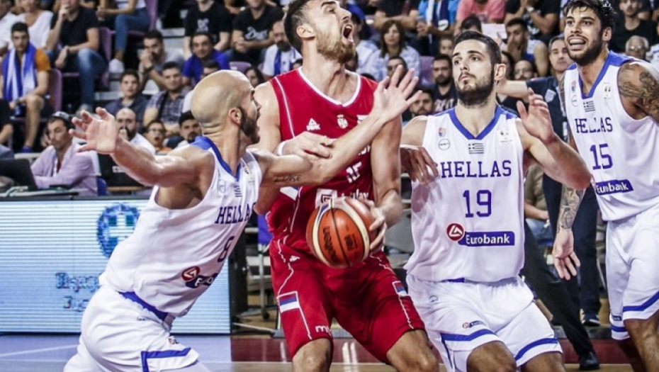 Nikola Milutinov na utakmici protiv Gr;ke na Kritu