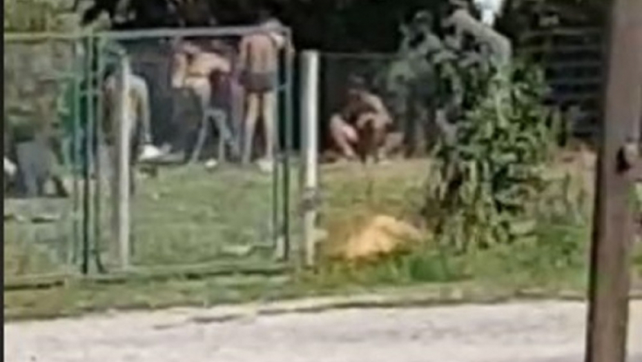 Migranti se poskidali goli na groblju u Loznici