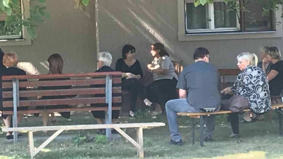 Divna Karleuša na sahrani Duškovog oca