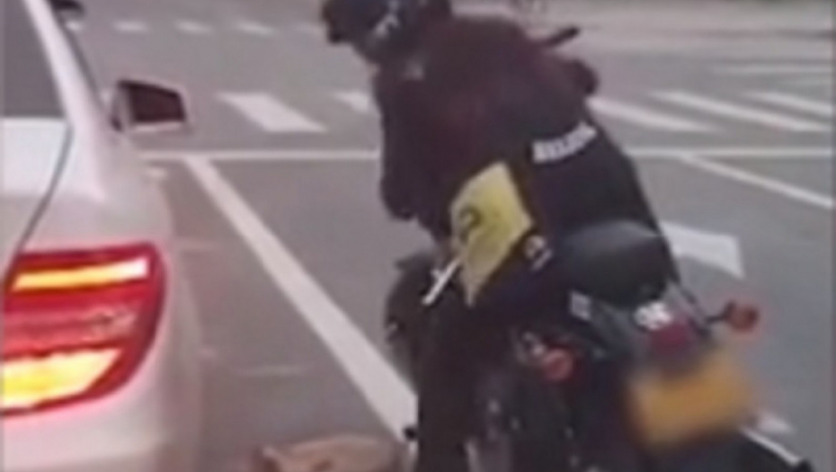 Bajker postideo "finu" damu koja je bacila smeće nasre