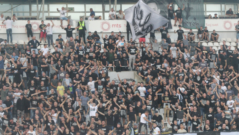 Navijači Partizana na derbiju