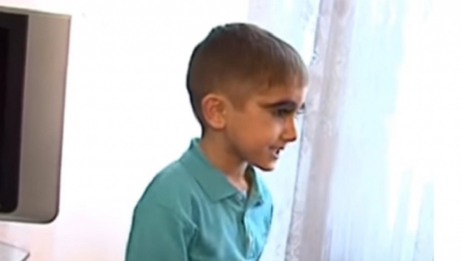 Dečak sa dugačkim trepavicama