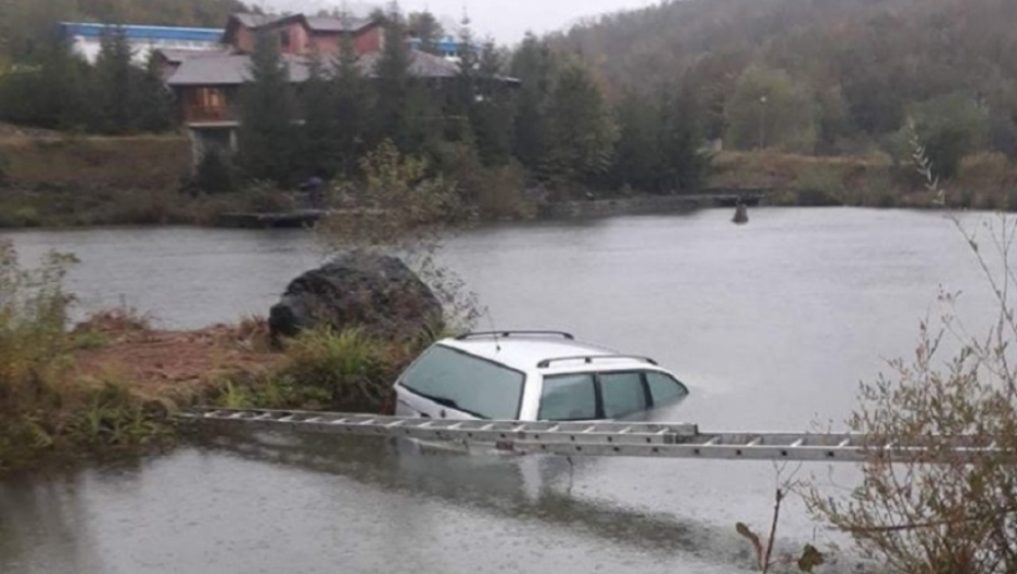 Lopovi gurnuli automobil u jezero 