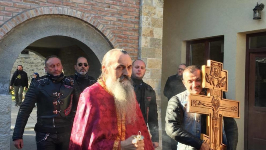 Noćni vukovi poklonili Časni krst manastiru Studenica