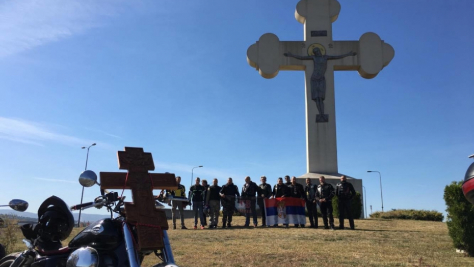 Noćni vukovi poklonili Časni krst manastiru Studenica