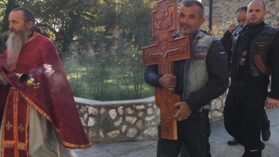 Noćni vukovi poklonili Časni krst manastiru Studenica