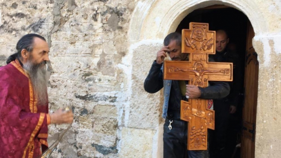 Noćni vukovi poklonili Časni krst manastiru Studenica