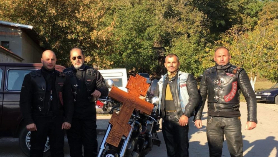 Noćni vukovi poklonili Časni krst manastiru Studenica