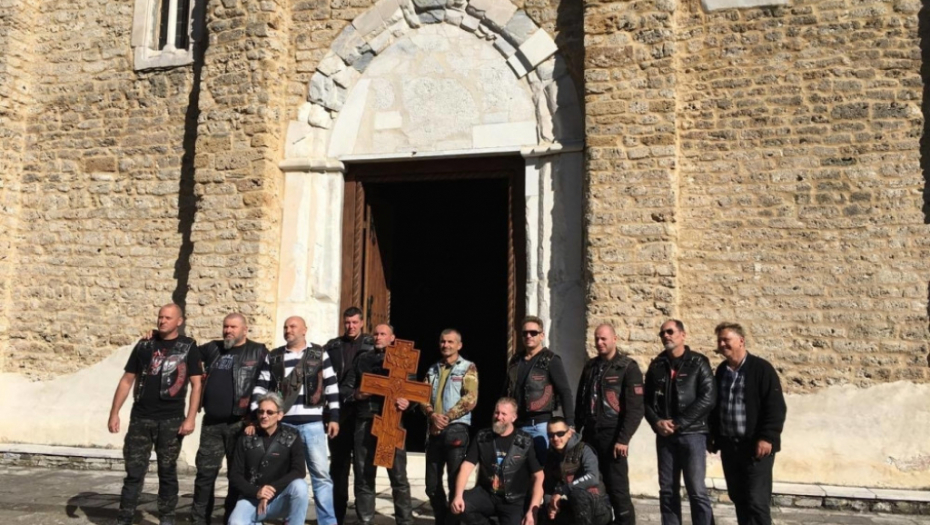 Noćni vukovi poklonili Časni krst manastiru Studenica