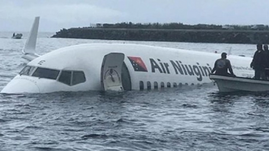 Avion sleteo u more