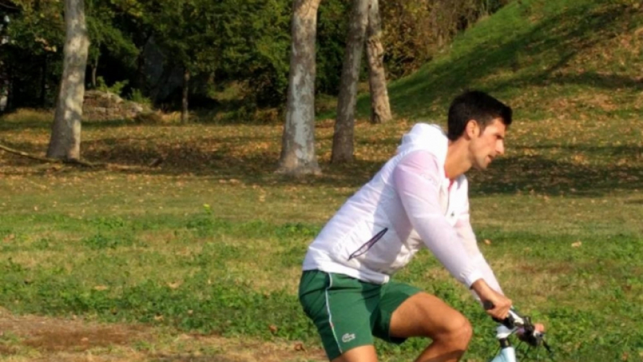 Novak Đoković vozi bicikl na Kalemegdanu
