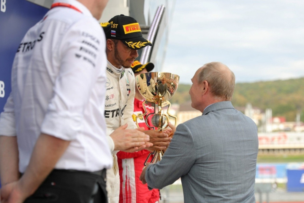 Putin uručuje trofej Hamiltonu