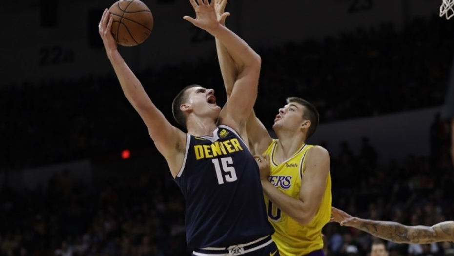 Nikola Jokić na meču sa Lejkersima