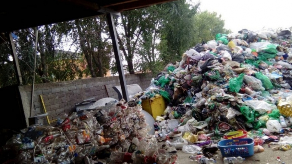 Deponija u šanbačkom naselju