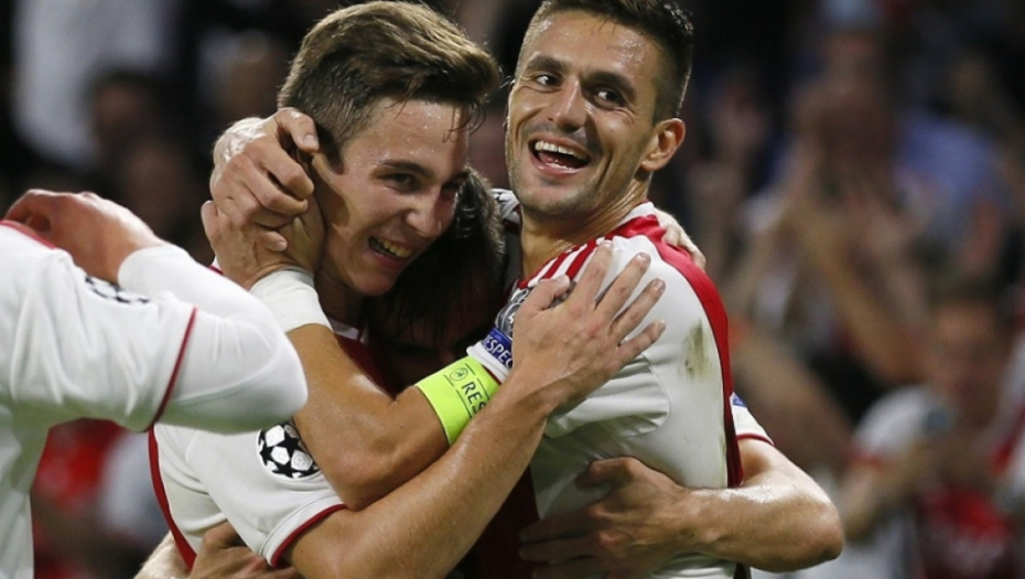 Dušan Tadić slavi sa igračima Ajaksa