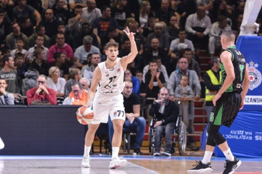 Aleksej Nikolić na meču Partizan - Olimpija