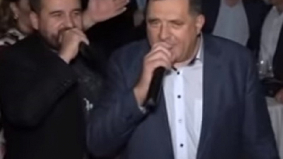 Dodik peva na slavlju