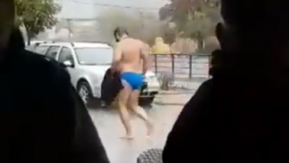 Užičanin trči go po pljusku