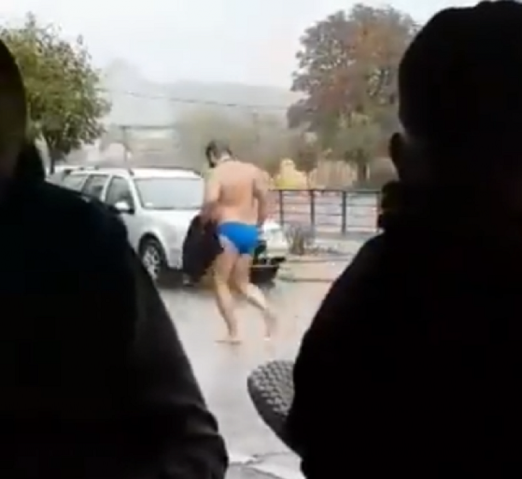 Užičanin trči go po pljusku