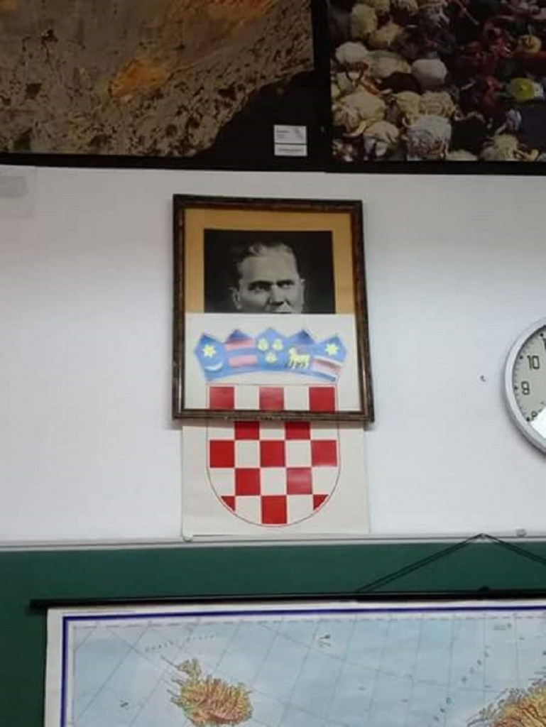 Tito u školi, hrvatski grb