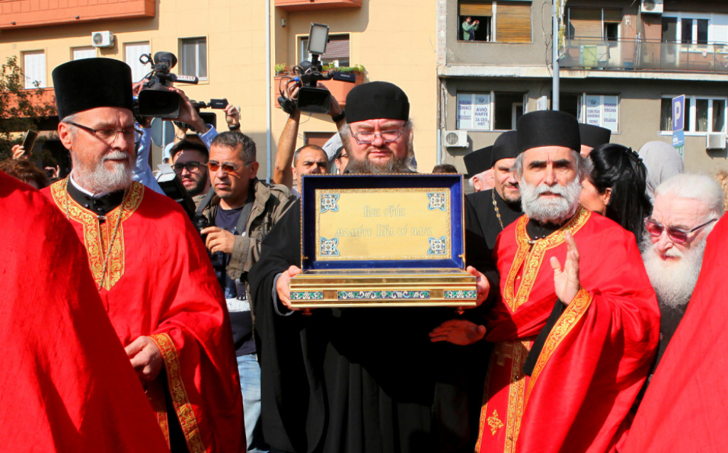 Svete mošti dočekane ispred hrama