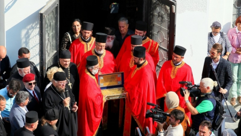 Svete mošti dočekane ispred hrama