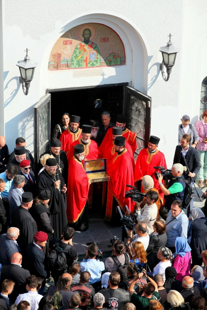 Svete mošti dočekane ispred hrama