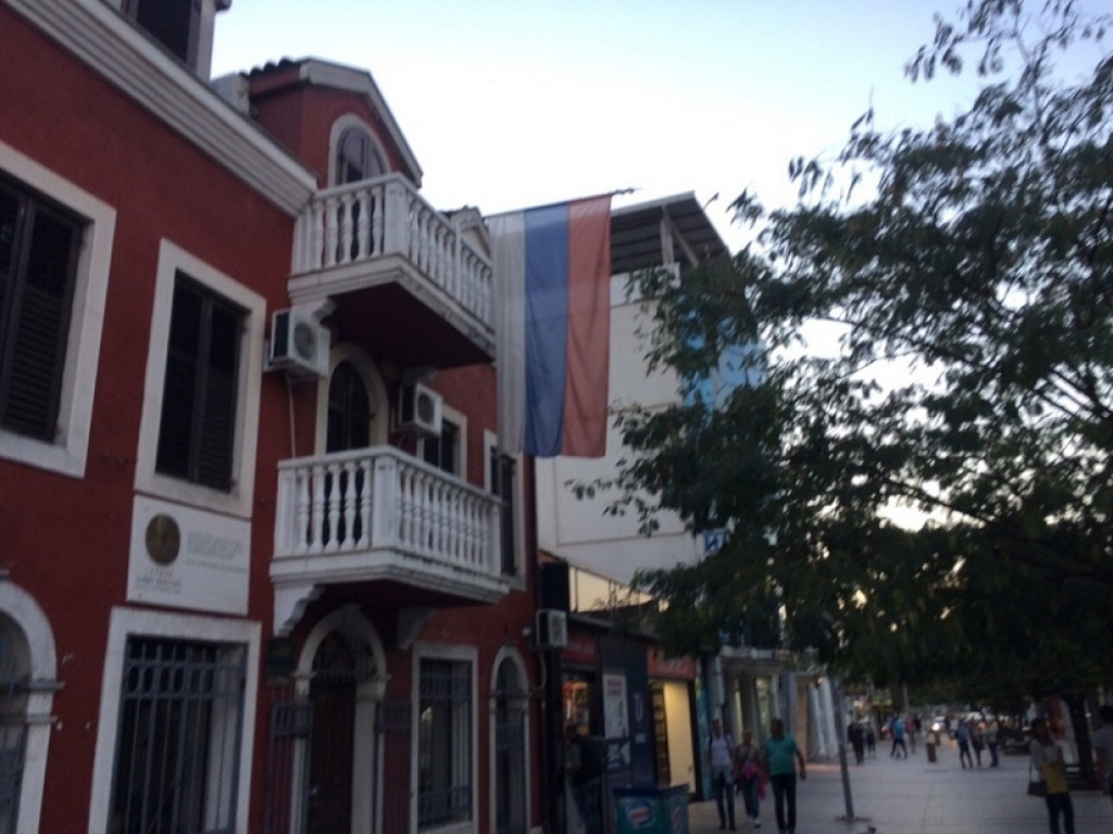 Srpska zastava na zgradi u centru Podgorice