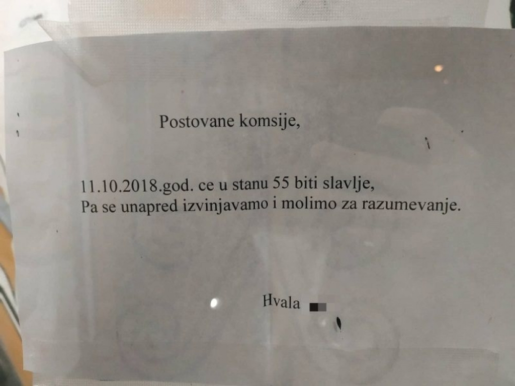 Natpis na vratima jednog beogradskog stana