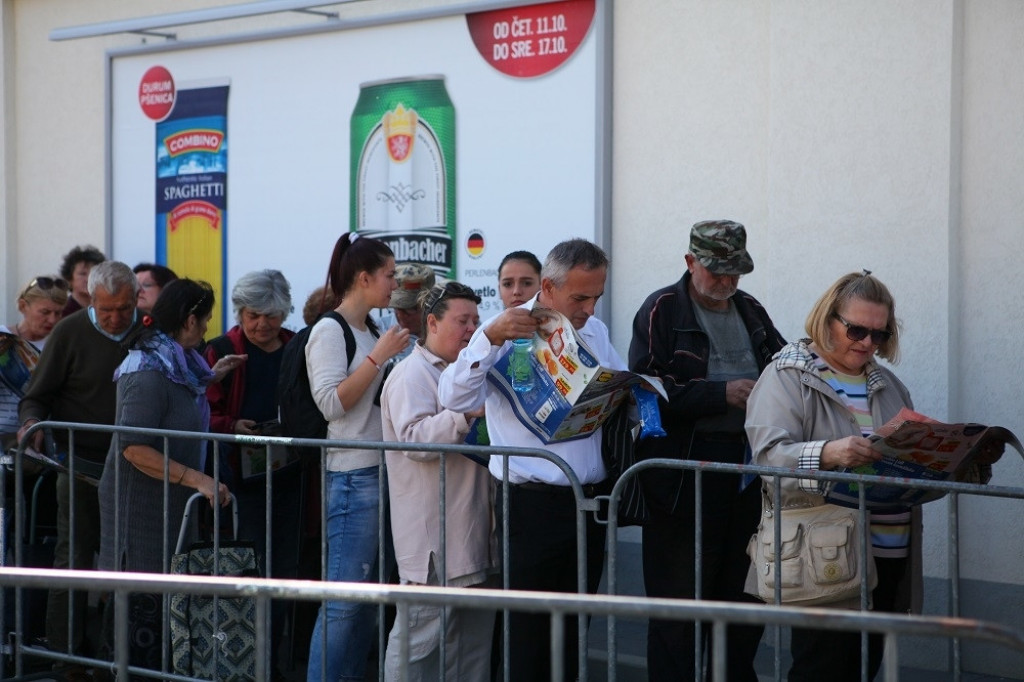 Građani čekaju da uđu u Lidl