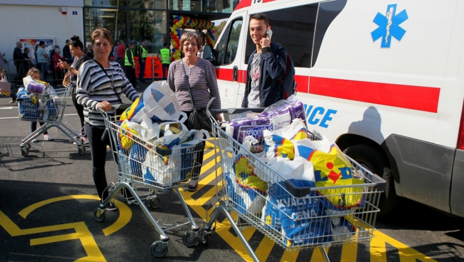 Hitna pomoć motri na građane ispred Lidla