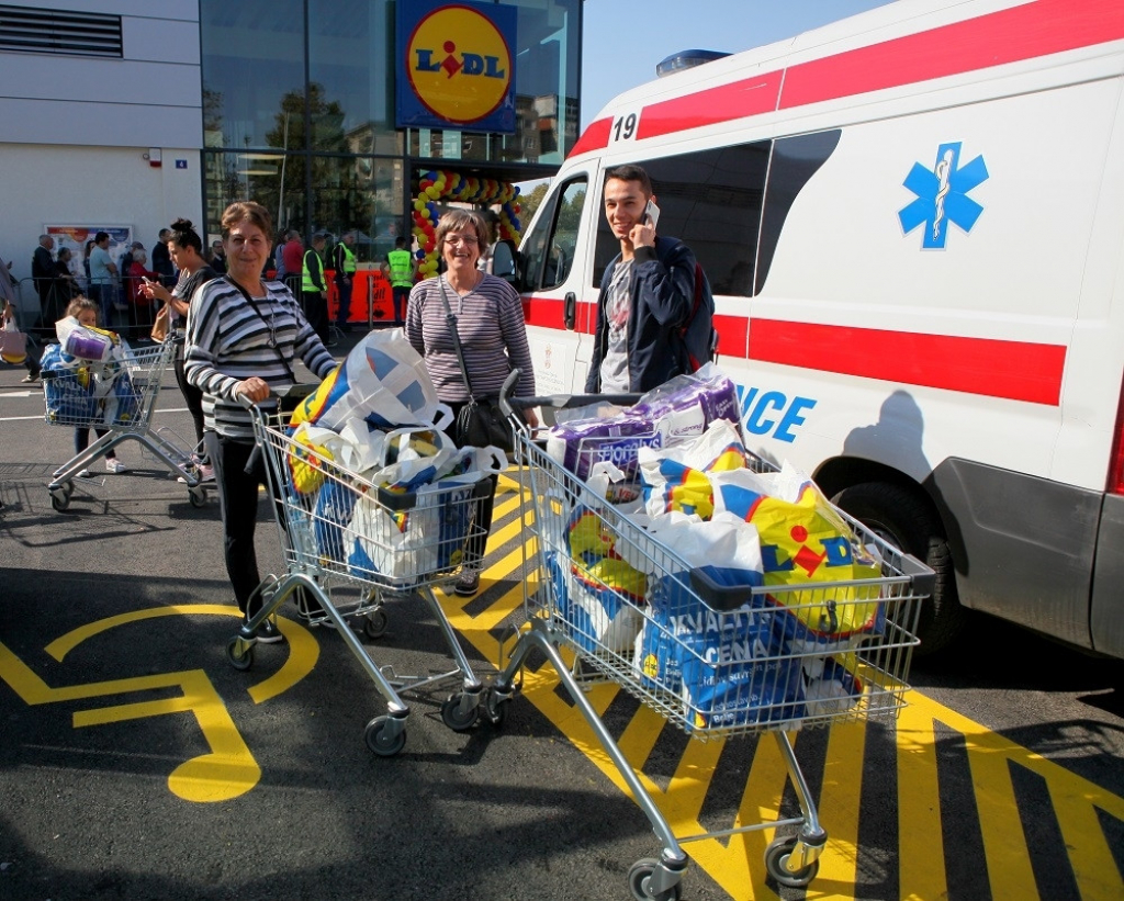 Hitna pomoć motri na građane ispred Lidla