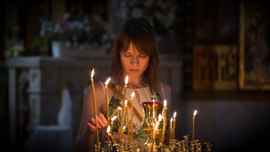 Crkva, žena, molitva, sveća