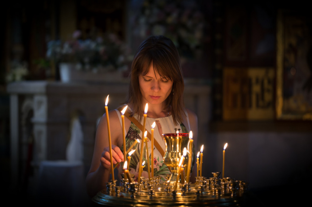 Crkva, žena, molitva, sveća