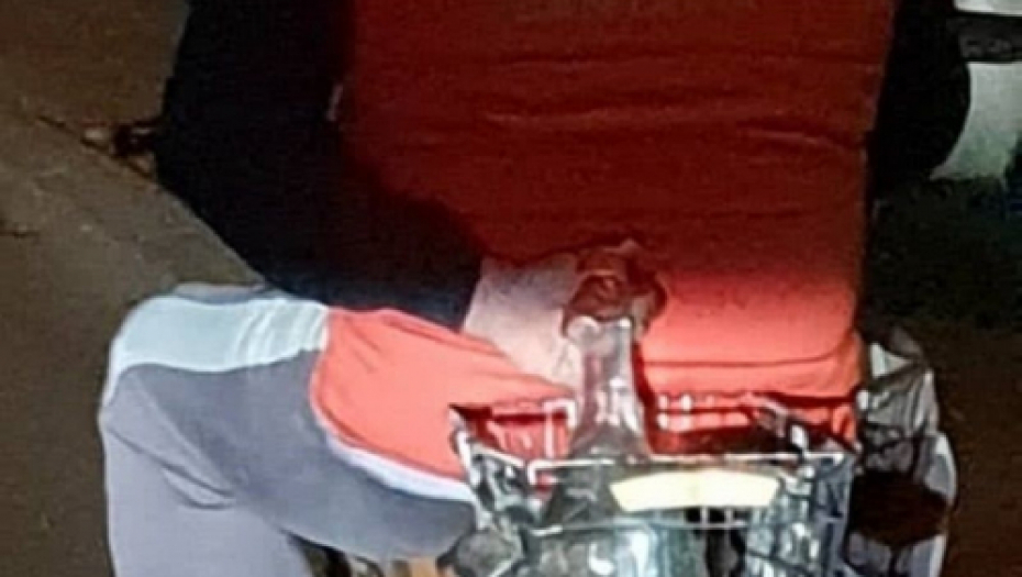 Motociklista u Kuli vozi rakiju u korpi