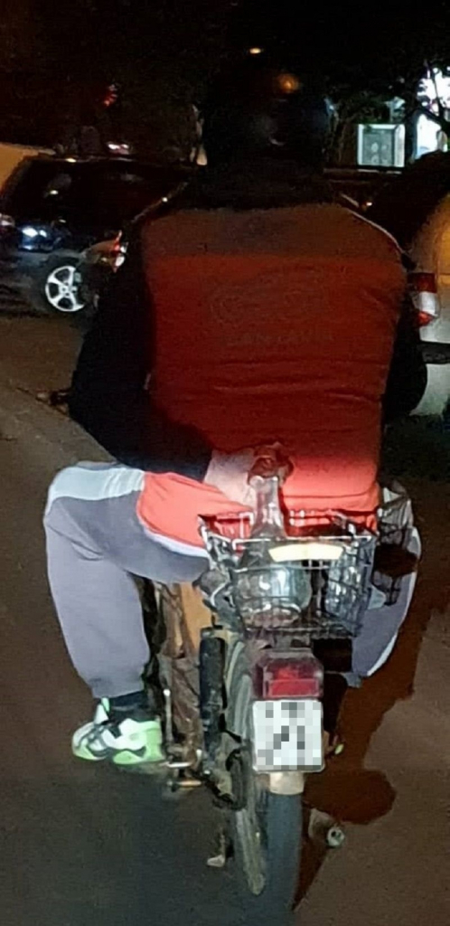 Motociklista u Kuli vozi rakiju u korpi