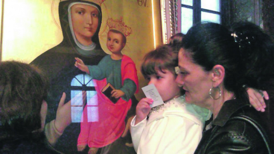 Marija ljubi ikonu za spas svoje majke