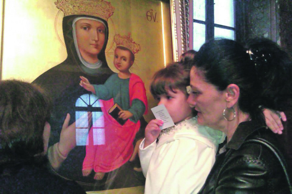 Marija ljubi ikonu za spas svoje majke