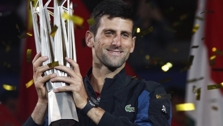 Novak Đoković sa trofejom u šangaju