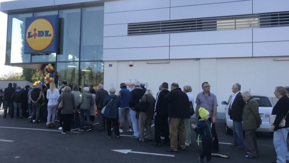 Redovi ispred Lidla, Lidl 