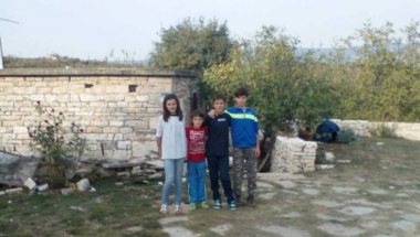 Najmlađi Bogunovići ispred kuće