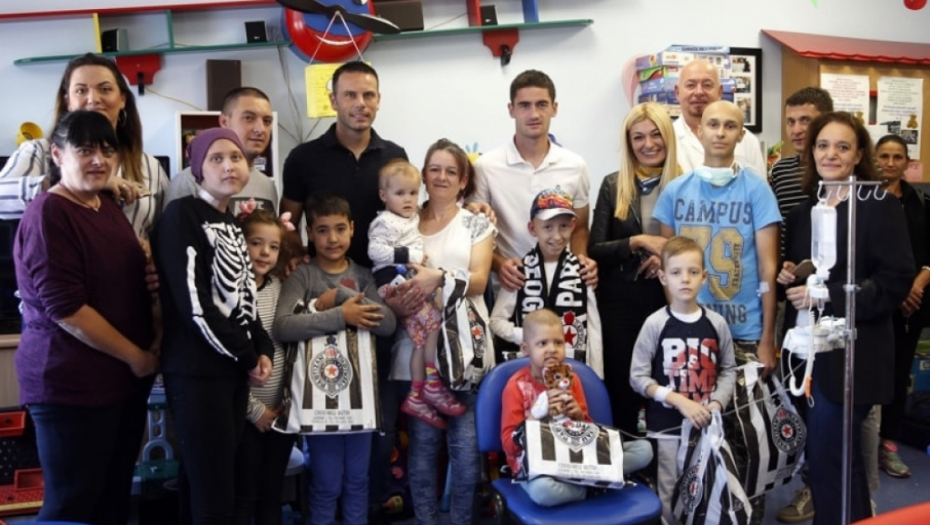 Fudbaleri Partizana u poseti onkologiji KCS