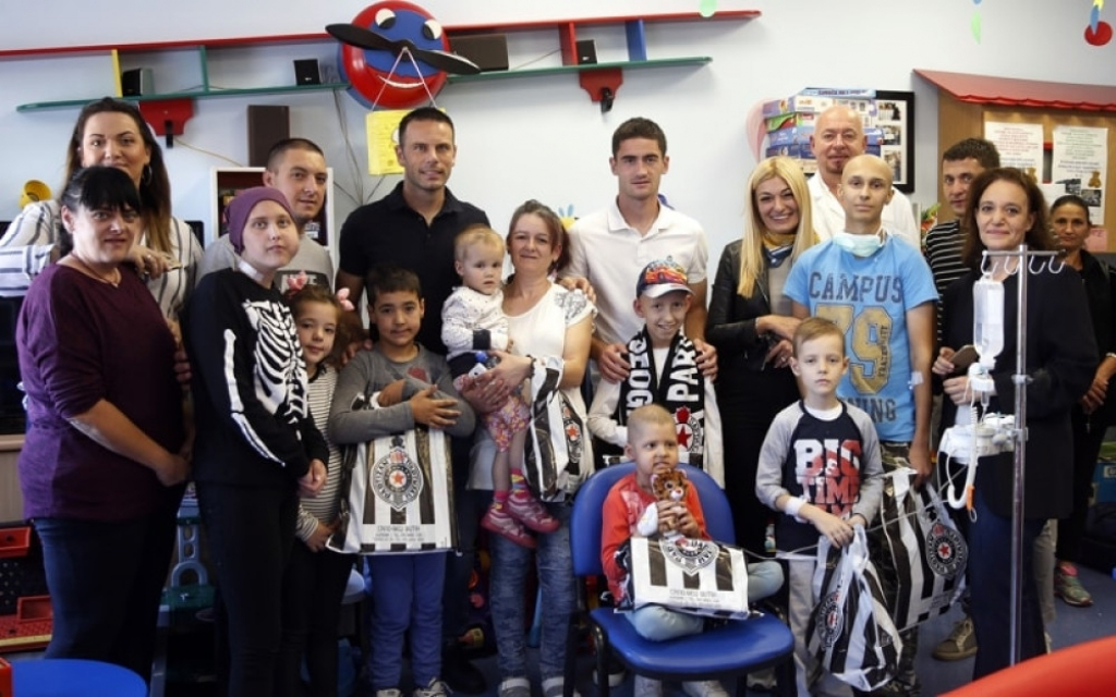 Fudbaleri Partizana u poseti onkologiji KCS