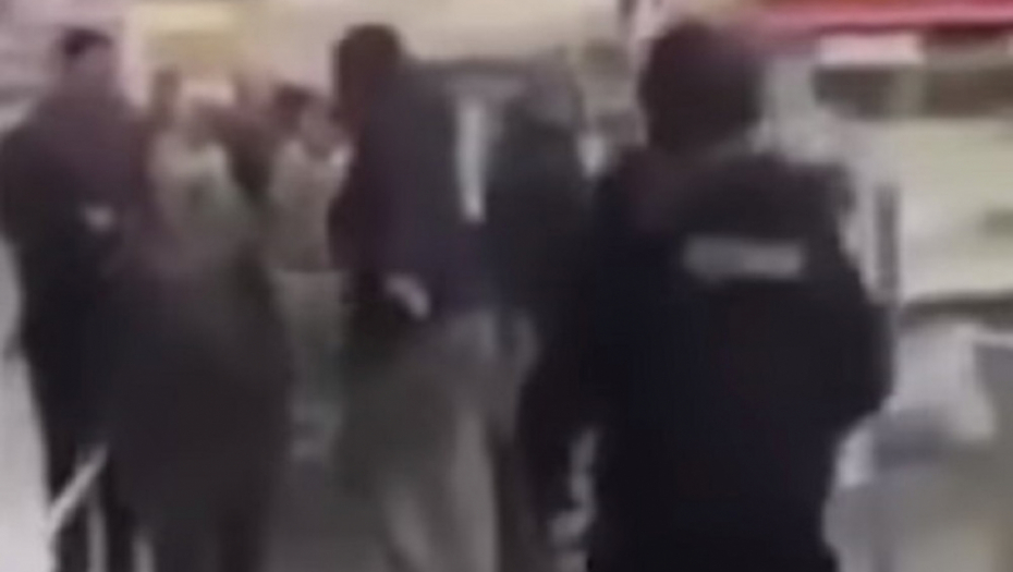 Policajci šutirali trudnu ženu nasred tržnog centra