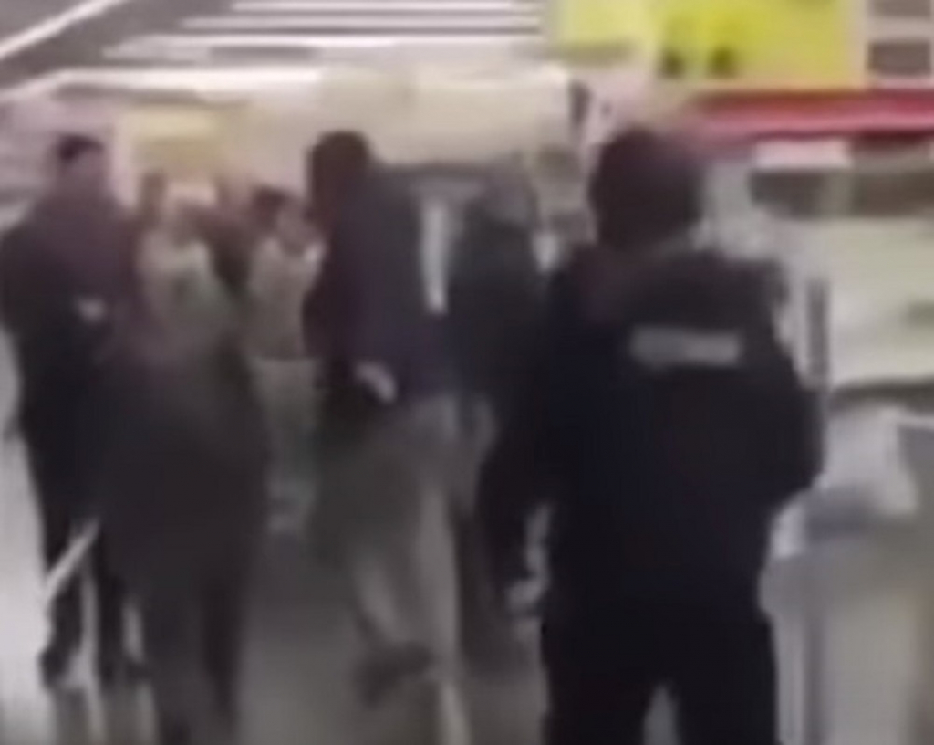 Policajci &scaron;utirali trudnu ženu nasred tržnog centra